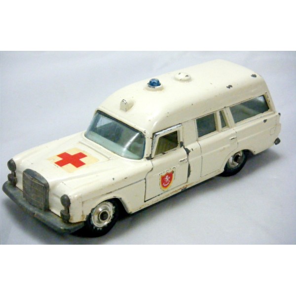 03 MERCEDES BENZ Binz Ambulance REPRO BOX MATCHBOX 1:75 n 