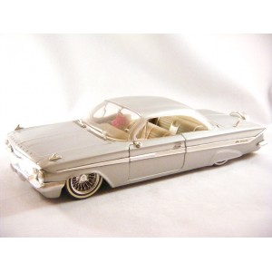 Jada 1961 Chevolet Impala Lowrider (1:24 Scale)