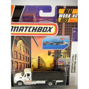 Matchbox Real Working Rigs International Durastar Flatbed Tow Truck - Wrecker
