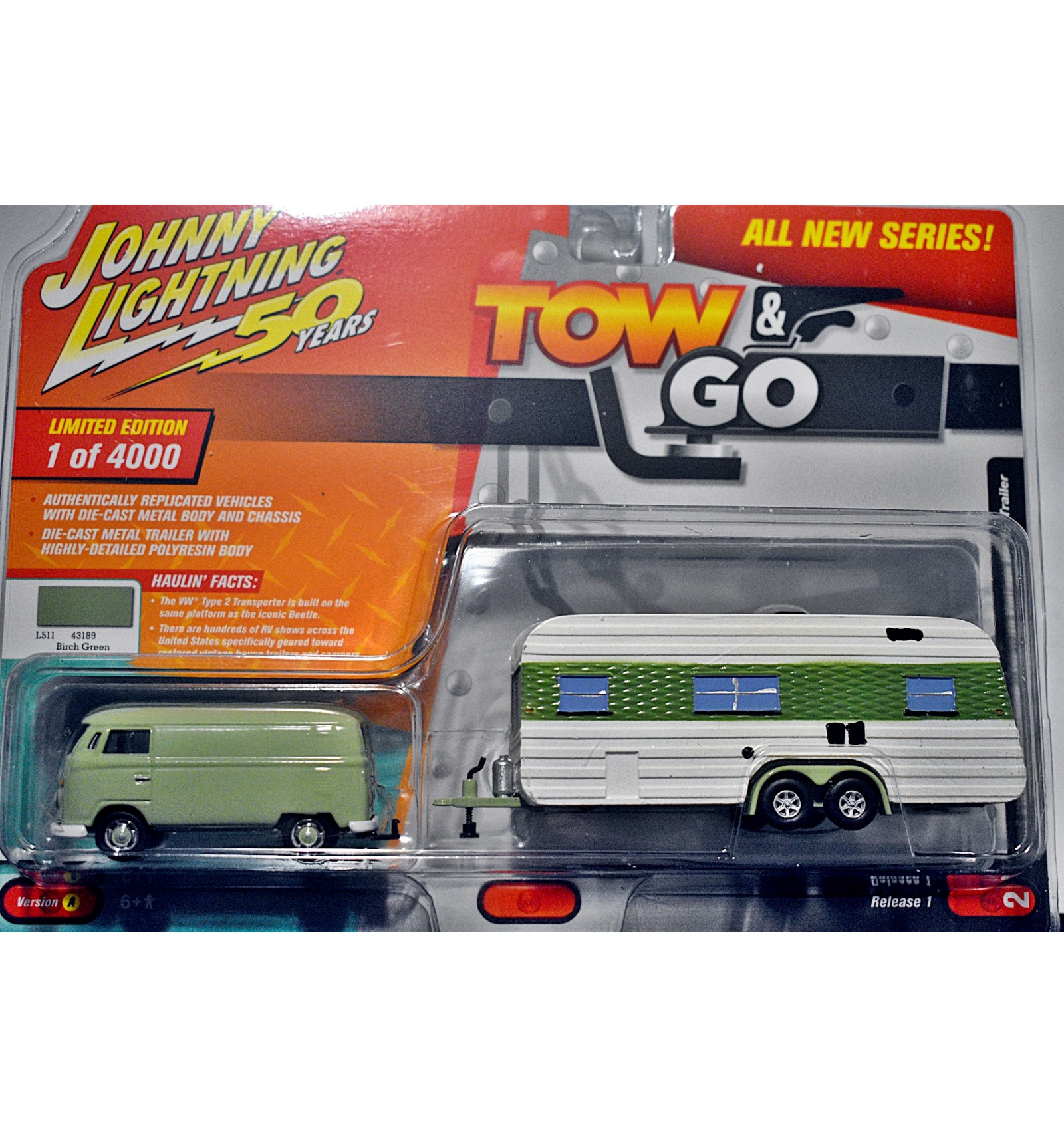 Johnny Lightning - Tow & Go - Volkswagen Type 2 Transporter & RV 