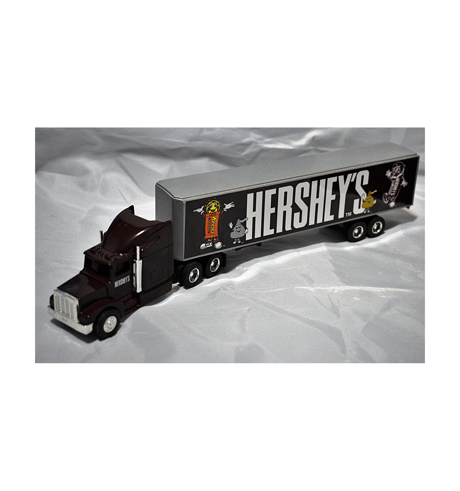 Ertl Hershey's Chocolate Peterbilt Model 377A/E Big Rig Global