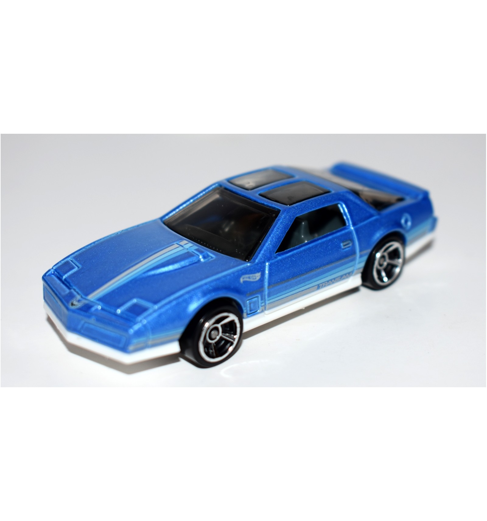 Hot Wheels Pontiac Firebird '73 (JBB41) Muscle Mania Scala 1:64, Bianco Con Cofano Blu