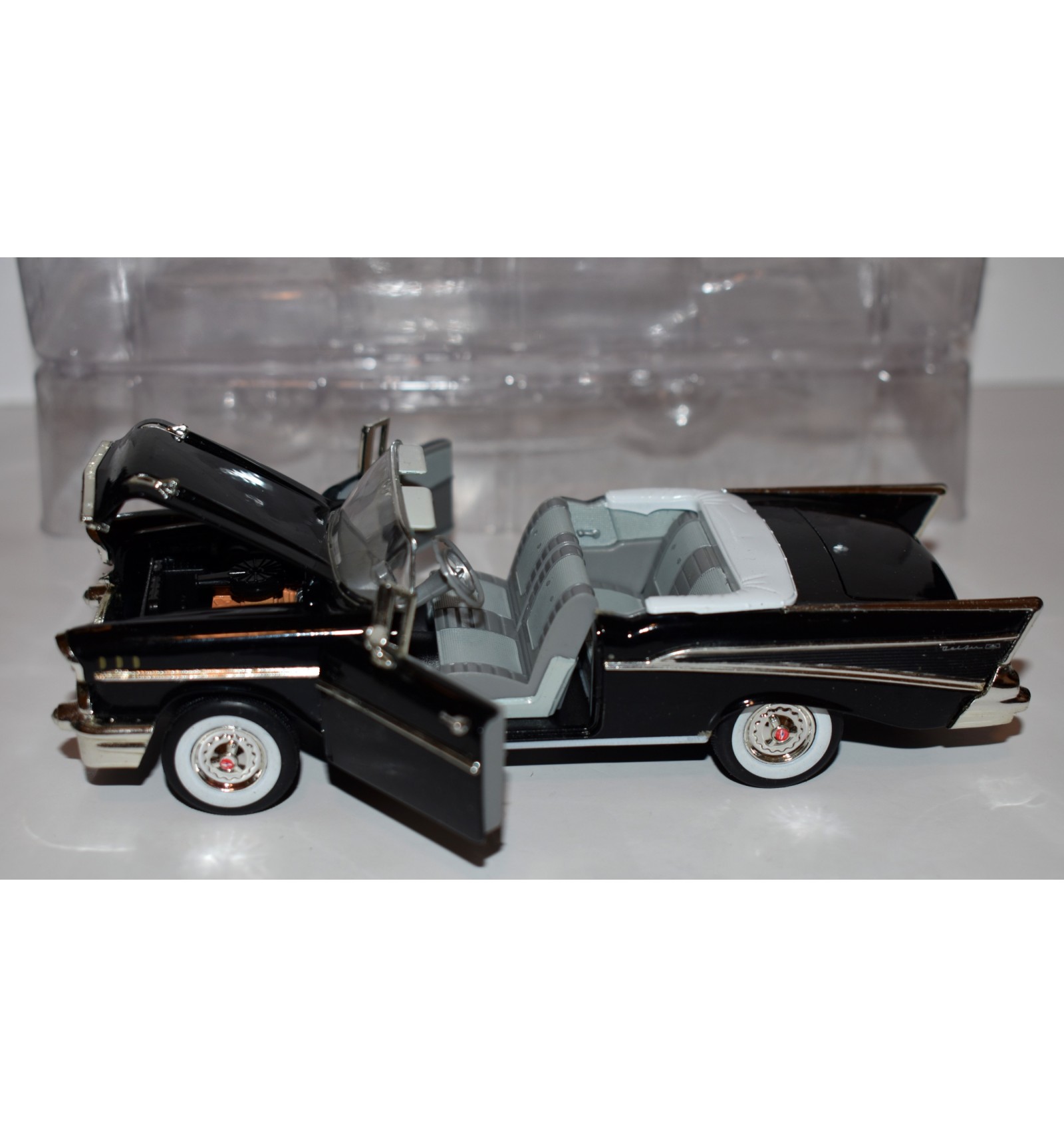 Signature Models - 1957 Chevrolet Bel Air Convertible - Global Diecast