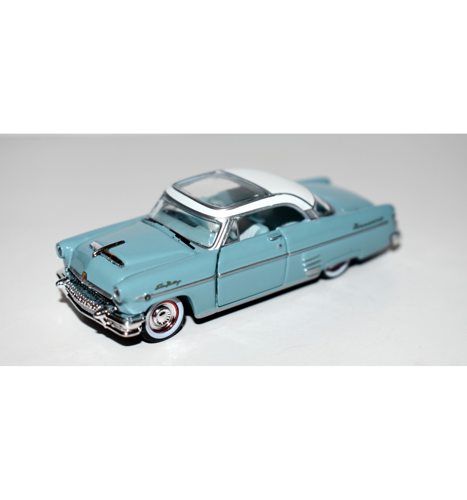 M2 Machines Auto-Thentics - 1954 Mercury Sun Valley - Global Diecast Direct