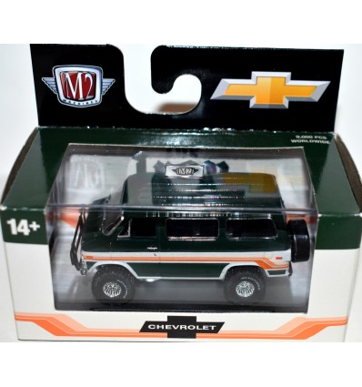 M2 Machines Auto-Thentics - 1971 Chevrolet Beauville 4x4 Van