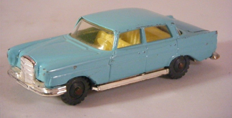 Husky (3A-1) Mercedes-Benz 220 Sedan