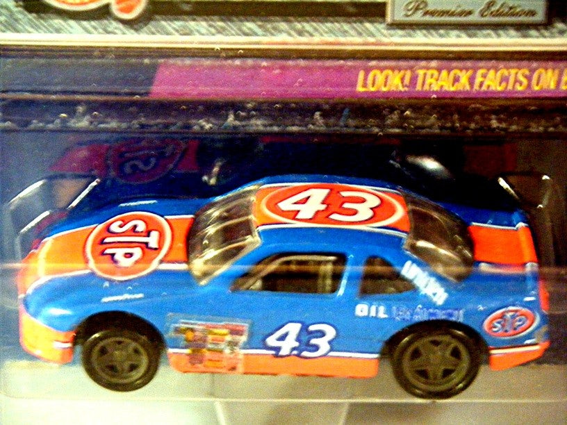 Hot Wheels NASCAR Pro Circuit - Richard Petty STP Pontiac Grand Prix 