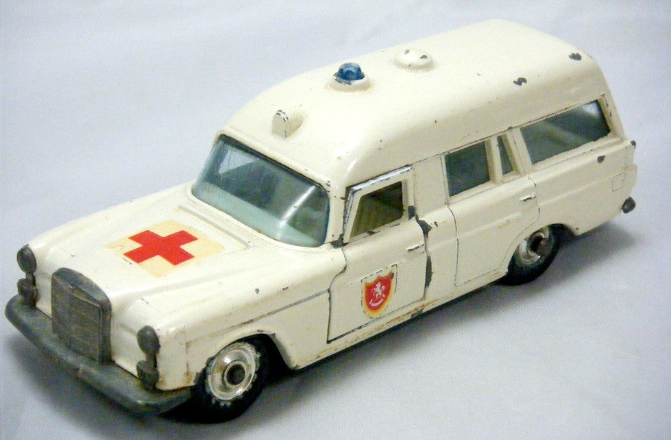 Matchbox - Mercedes-Benz "Binz" Ambulance -Transitional Superfast
