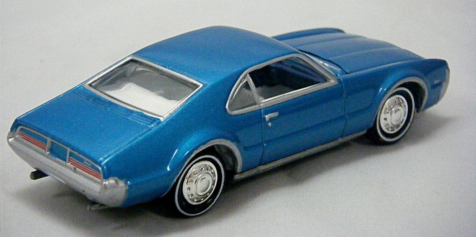 Johnny Lightning Sixties Sizzle 1967 Oldsmobile Toronado
