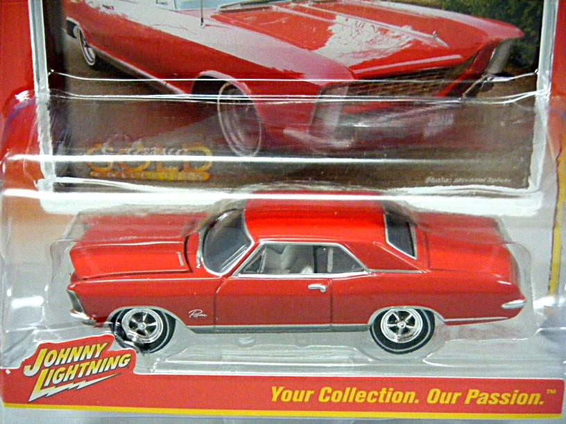 Johnny Lightning R2- Classic Gold - 1965 Buick Riviera