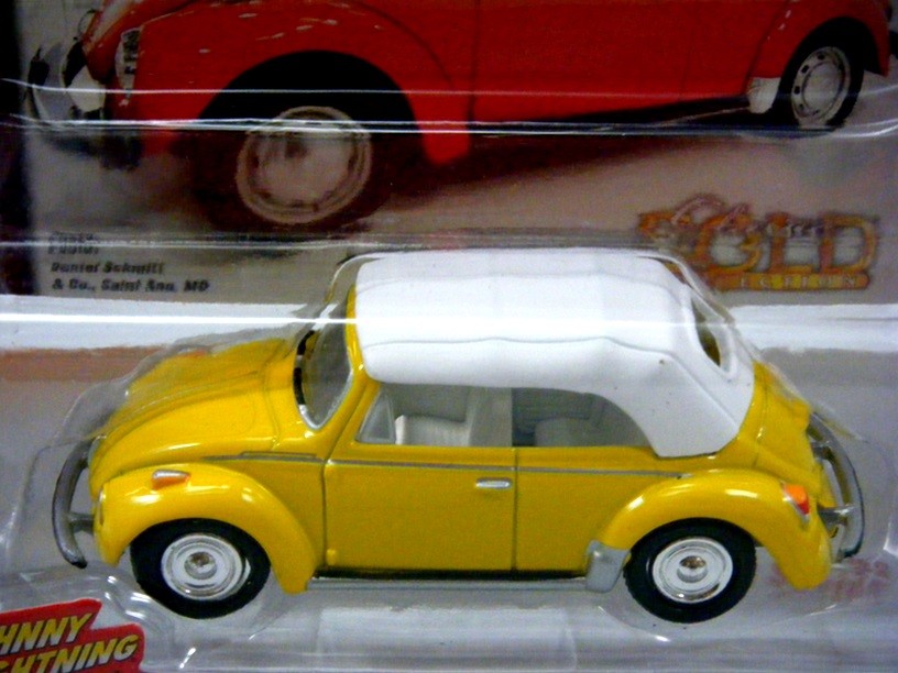 Johnny Lightning R2- Classic Gold - 1975 VW Super Beetle Convertible