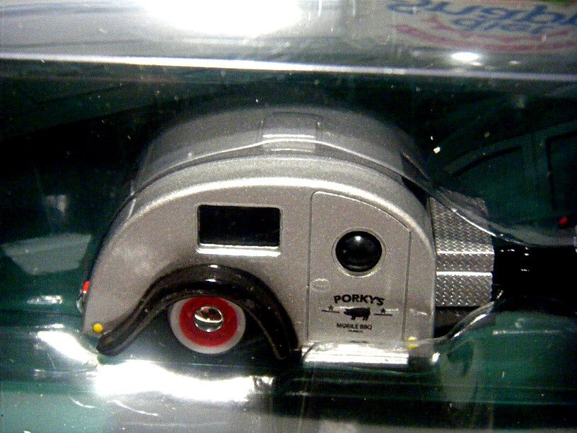 Maisto - Tow & Go - 1941 WIllys Coupe and Traveler Trailer Set