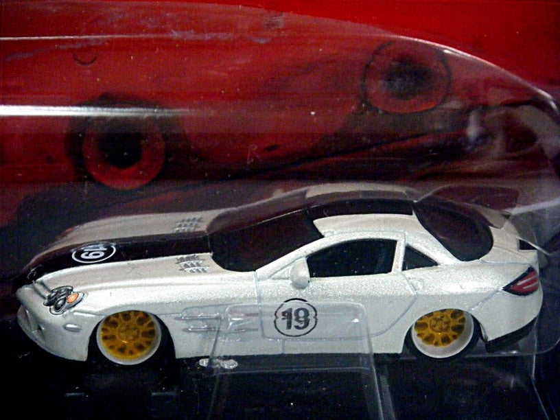 Maisto Elite Transport Set - Mercedes Race Team Vehicle Support Flatbed Tow Truck with Mercedes-Benz SLR McLaren