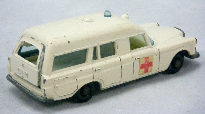 Matchbox - Mercedes-Benz "Binz" Ambulance  
