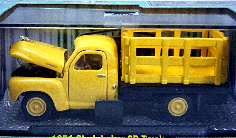 M2 Machines Auto Trucks - 1951 Studebaker 2R Stake Truck