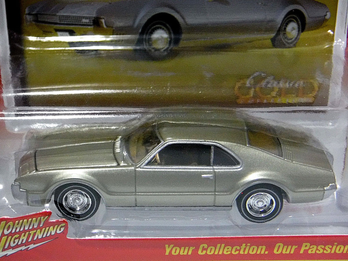 Johnny Lightning Classic Gold - 1966 Oldsmobile Toronado