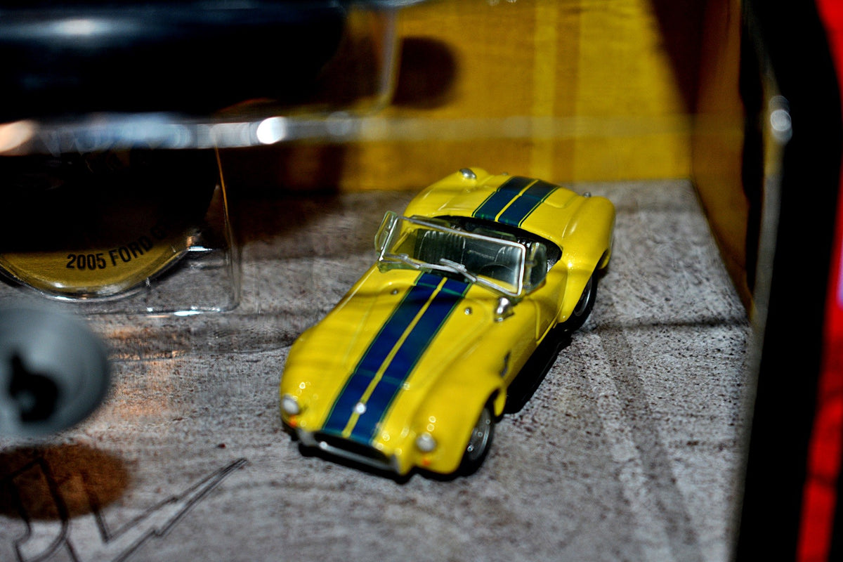 Johnny Lightning - Head To Head - 1966 Shelby Cobra 427 vs 2005 Ford GT