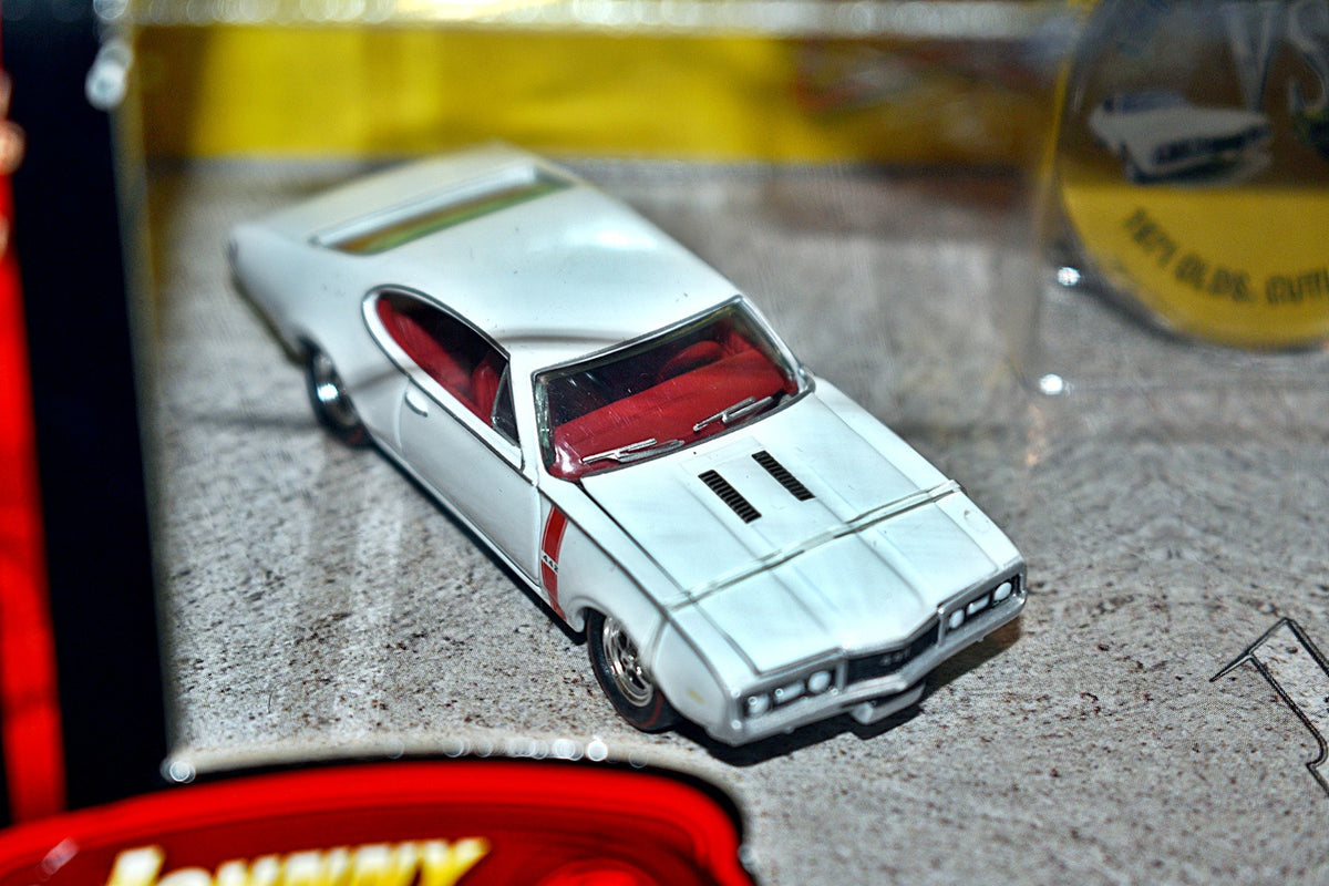 Johnny Lightning - Head To Head - 1968 vs 1971 Oldsmobile Cutlass 442 Set