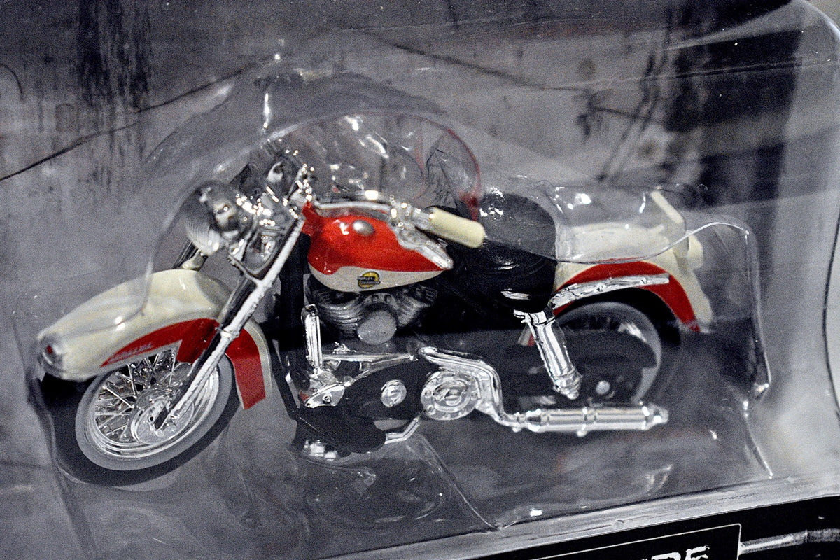 Maisto Harley Davidson (1:24 Scale) 1958 FLH Duo Glide