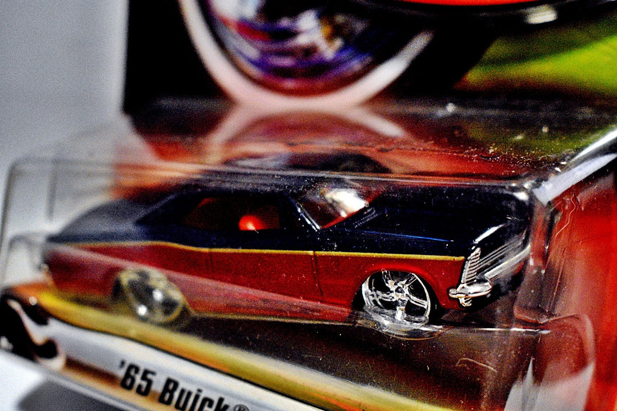 Hot Wheels Custom Classics - 1965 Buick Riviera