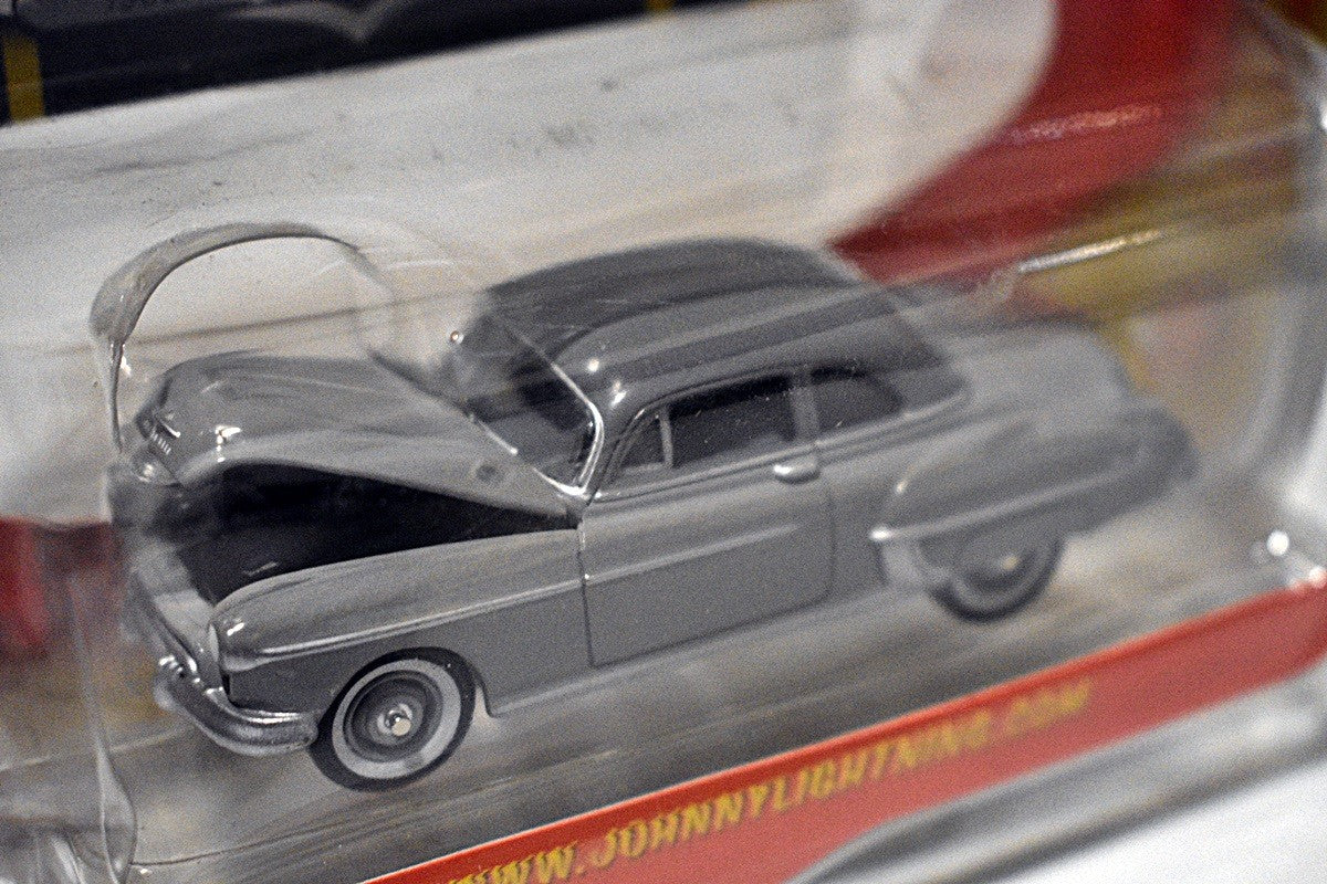 Johnny Lightning Classic Gold - 1950 Oldsmobile Rocket 88