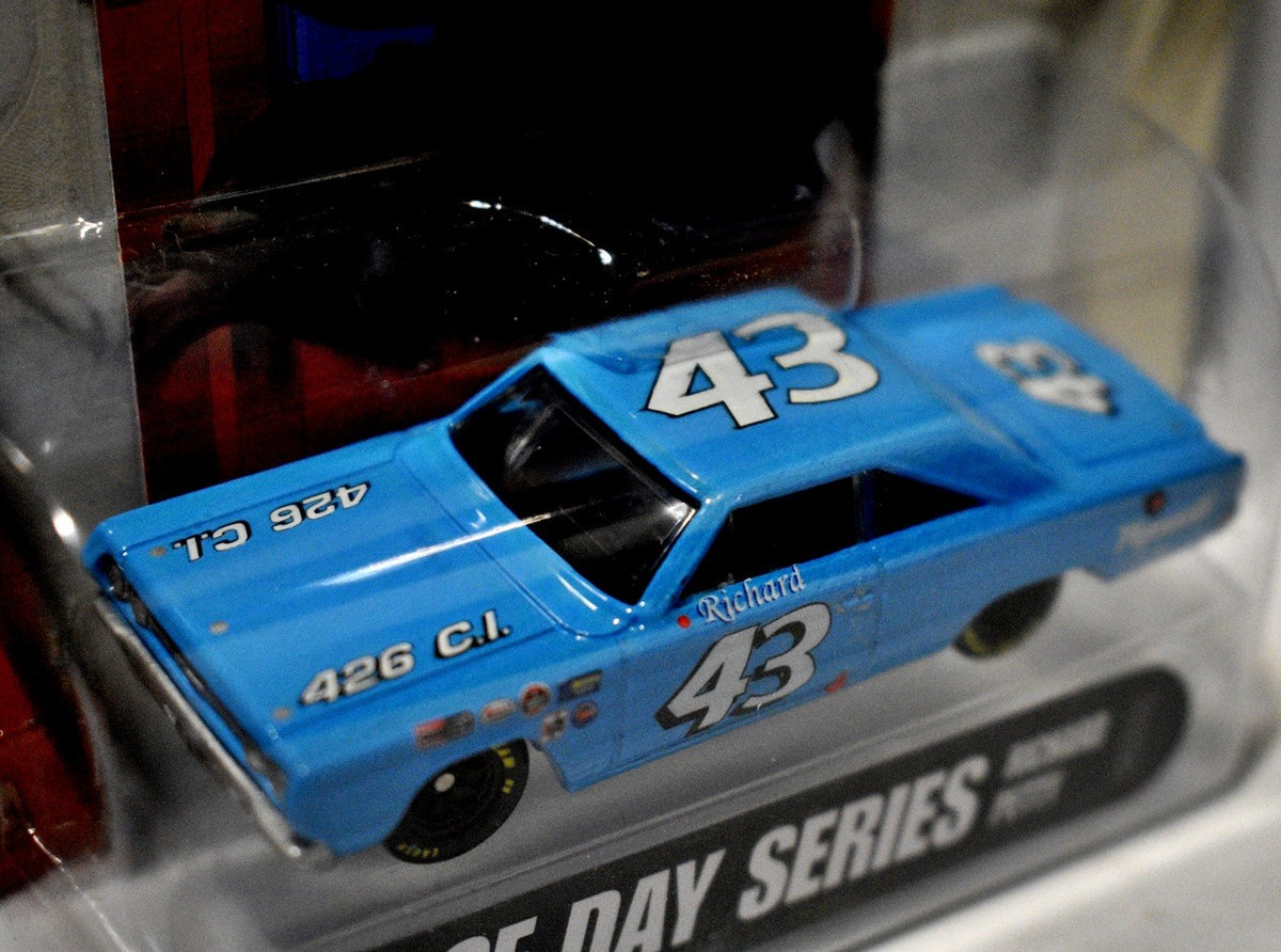 Hot Wheels NASCAR Race Day Series - Richard Petty 1967 Plymouth GTX