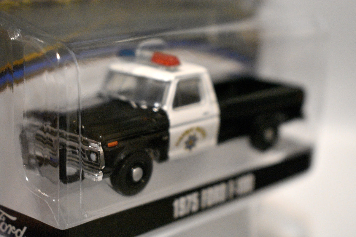 Greenlight Hobby Exclusives - California Highway Patrol Police 1975 Ford F-100 Pickup Truck
