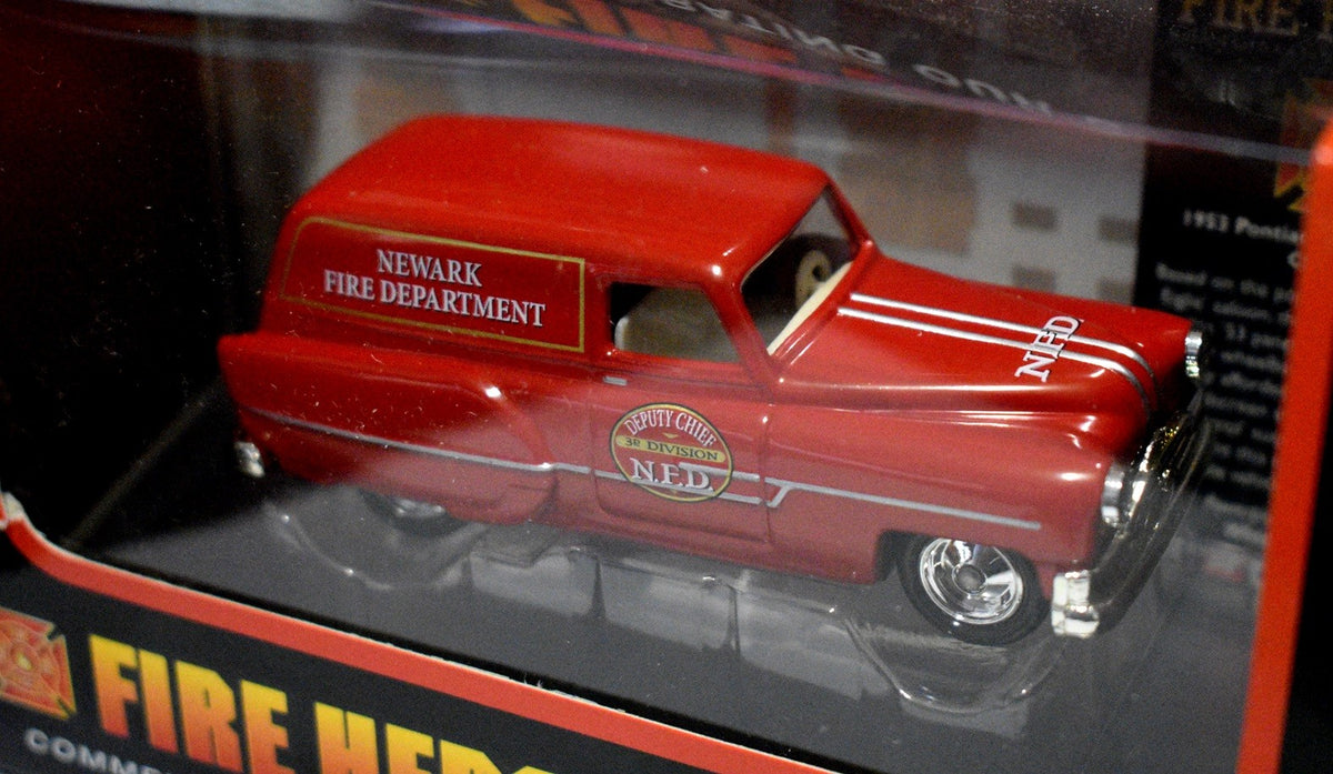 Corgi  Newark NJ Fire Department - 1953 Pontiac Sedan Delivery