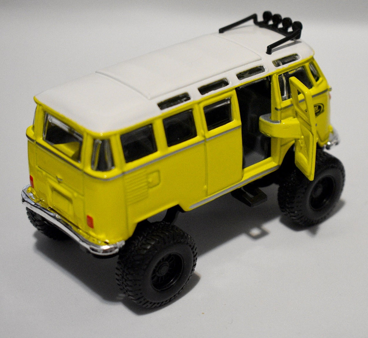 Maisto:  1960's Volkswagen 4x4 Samba Bus