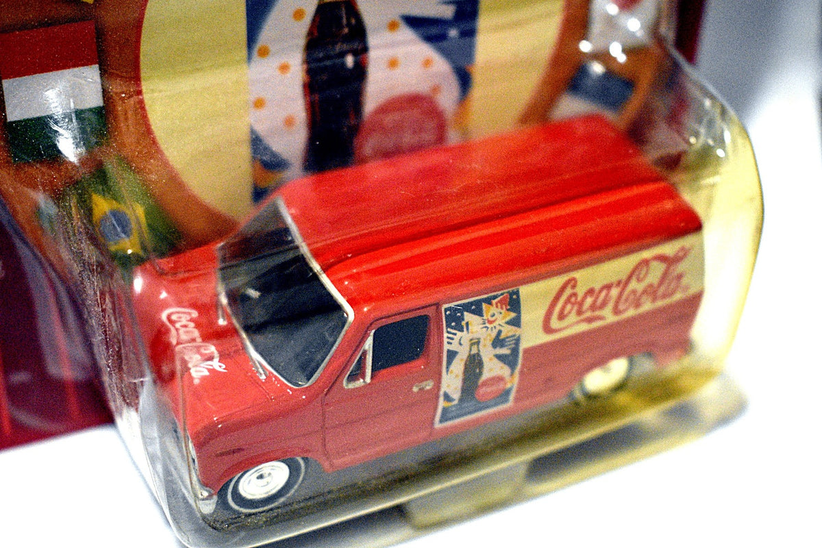 Johnny Lightning Coca-Cola International - 1977 Ford Econoline Coca-Cola Delivery Van