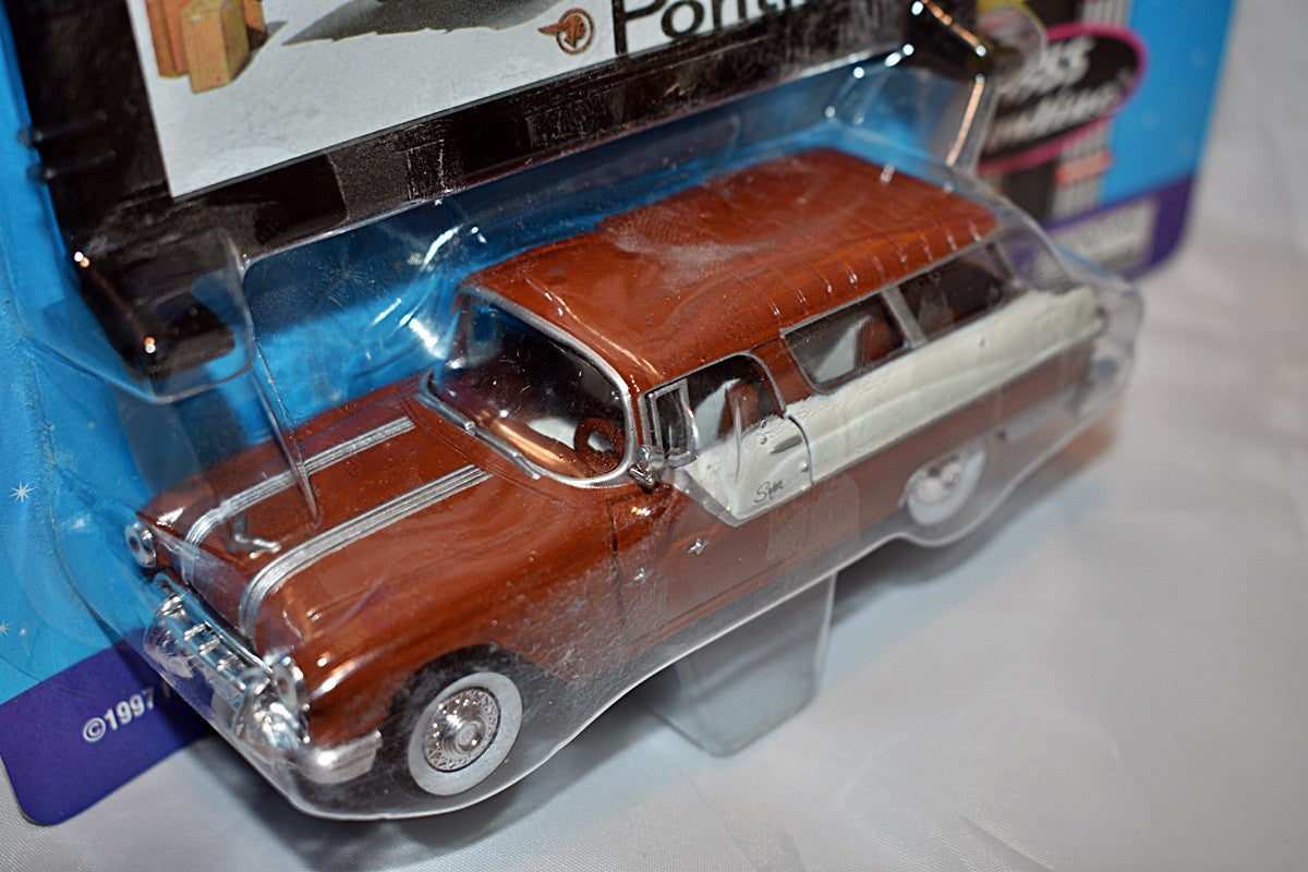 Road Champs  - Fabulous 50's - 1955 Pontiac Safari Station Wagon & Billboard
