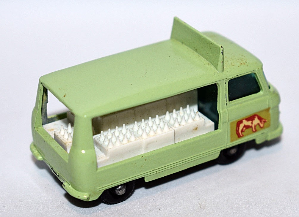Matchbox Regular Wheels - (21 C-8) Commer Milk Float