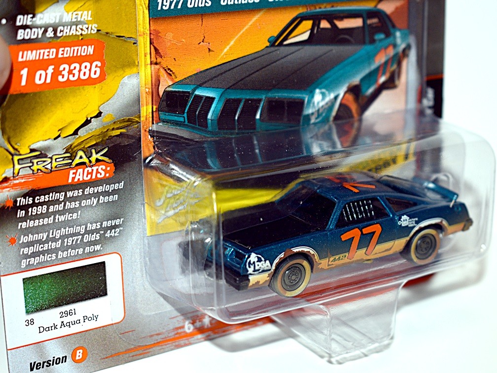 Johnny Lightning Street Freaks - Demolition Derby - 1977 Oldsmobile Cutlass Stock Car