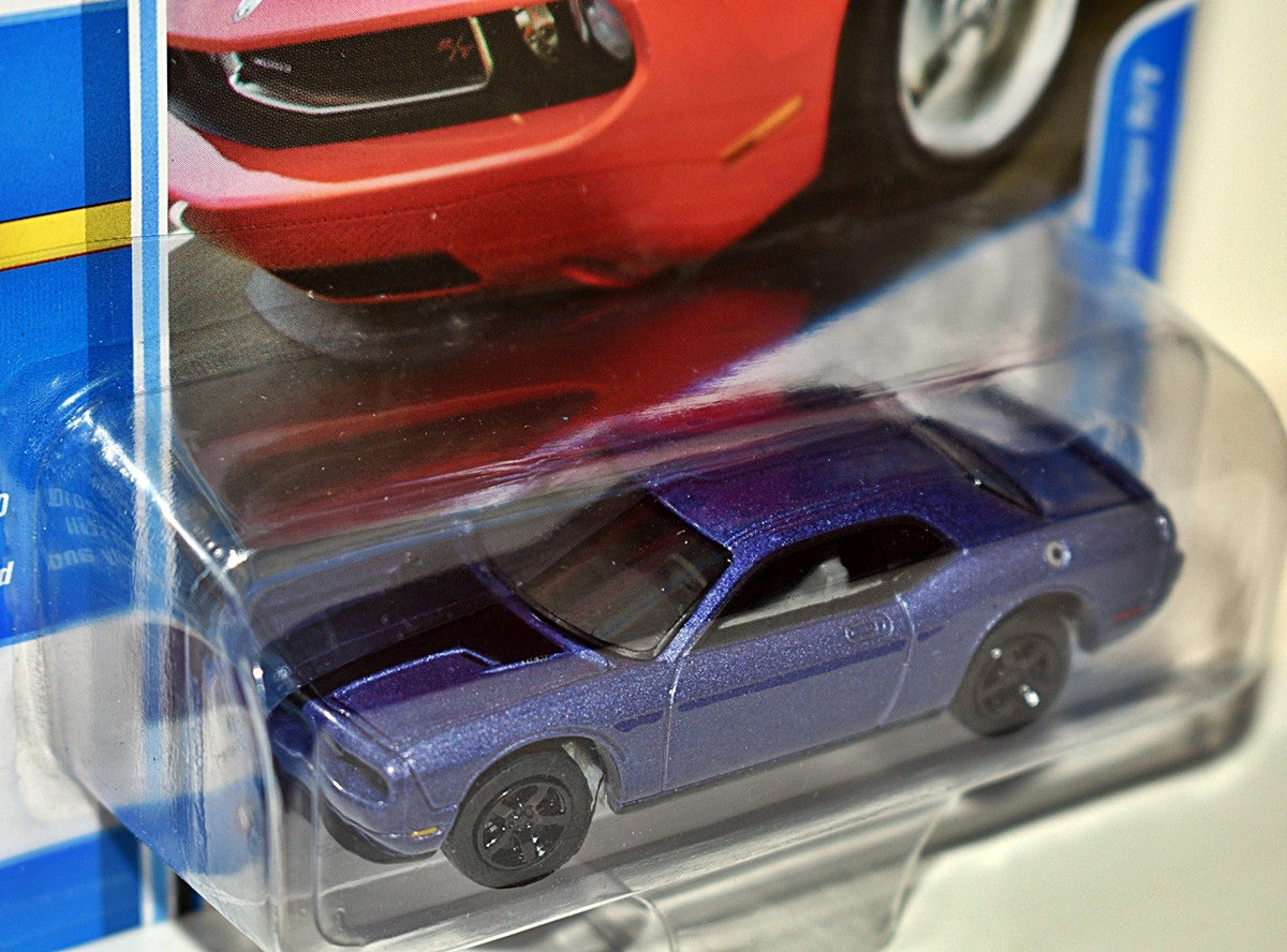 Johnny Lightning Classic Gold - Dodge Challenger R/T