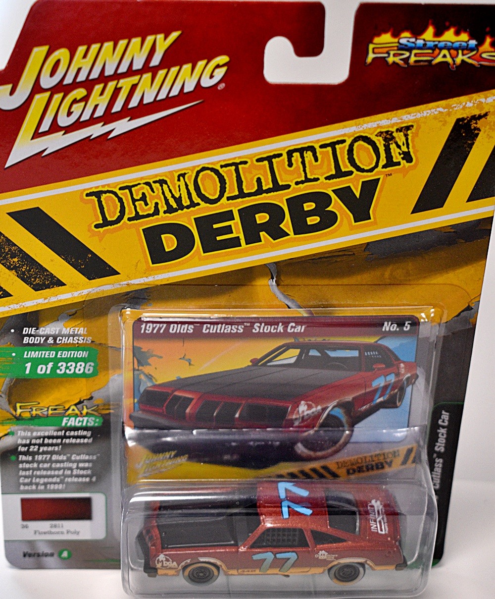 Johnny Lightning Street Freaks - Demolition Derby - 1977 Oldsmobile Cutlass Stock Car