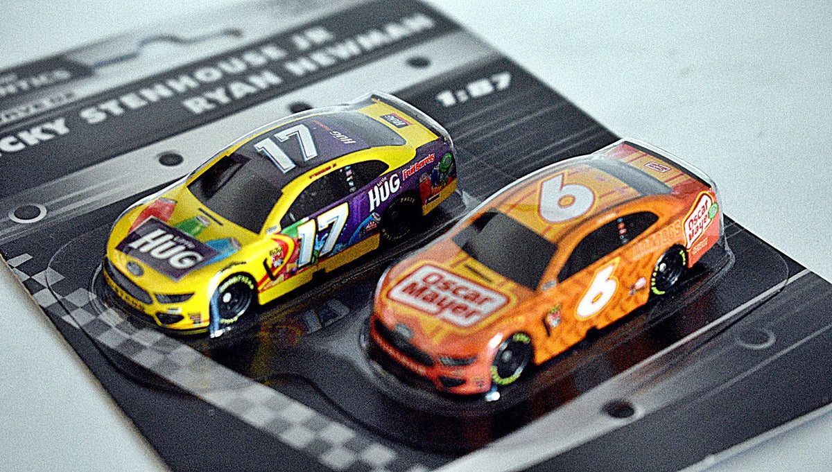 Lionel NASCAR Authentics - HO Scale Ricky Stenhouse Jr & Ryan Newman Hug - Oscar Meyer Ford Mustang Set