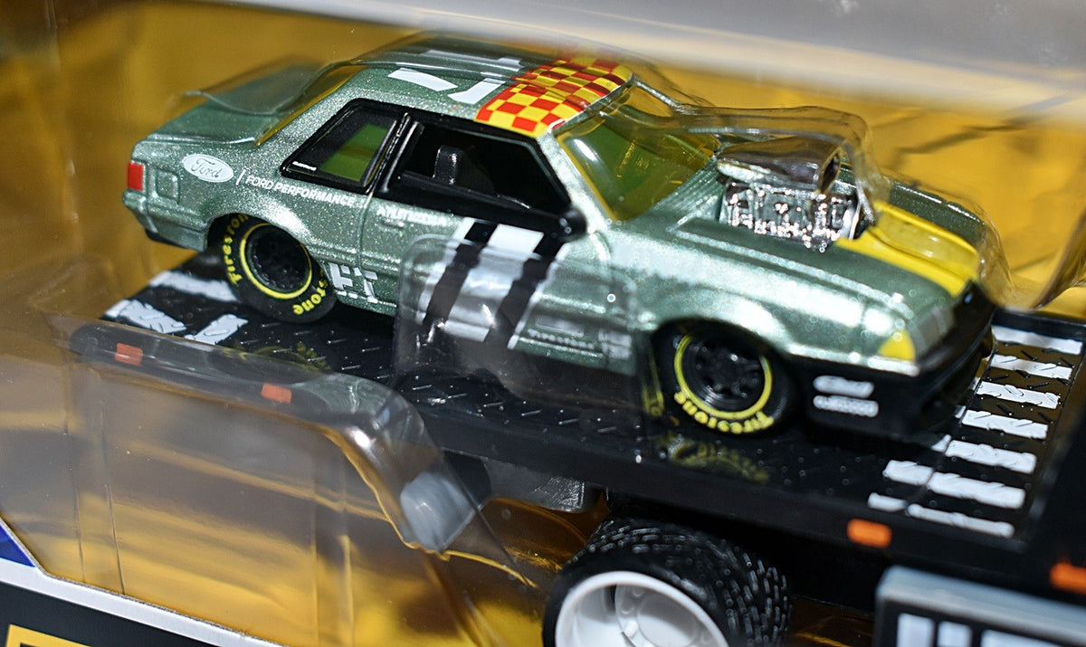 Maisto - Transport -  1988 Fox Body Ford Mustang LX Race Car & International Durastar Transporter Set