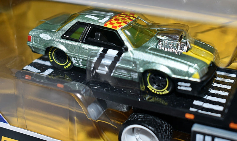 Maisto - Transport -  1988 Fox Body Ford Mustang LX Race Car & International Durastar Transporter Set