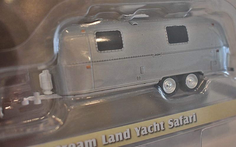 Greenlight Hitch & Tow - Jeep Gladiator and Airstream Land Yacht Safari