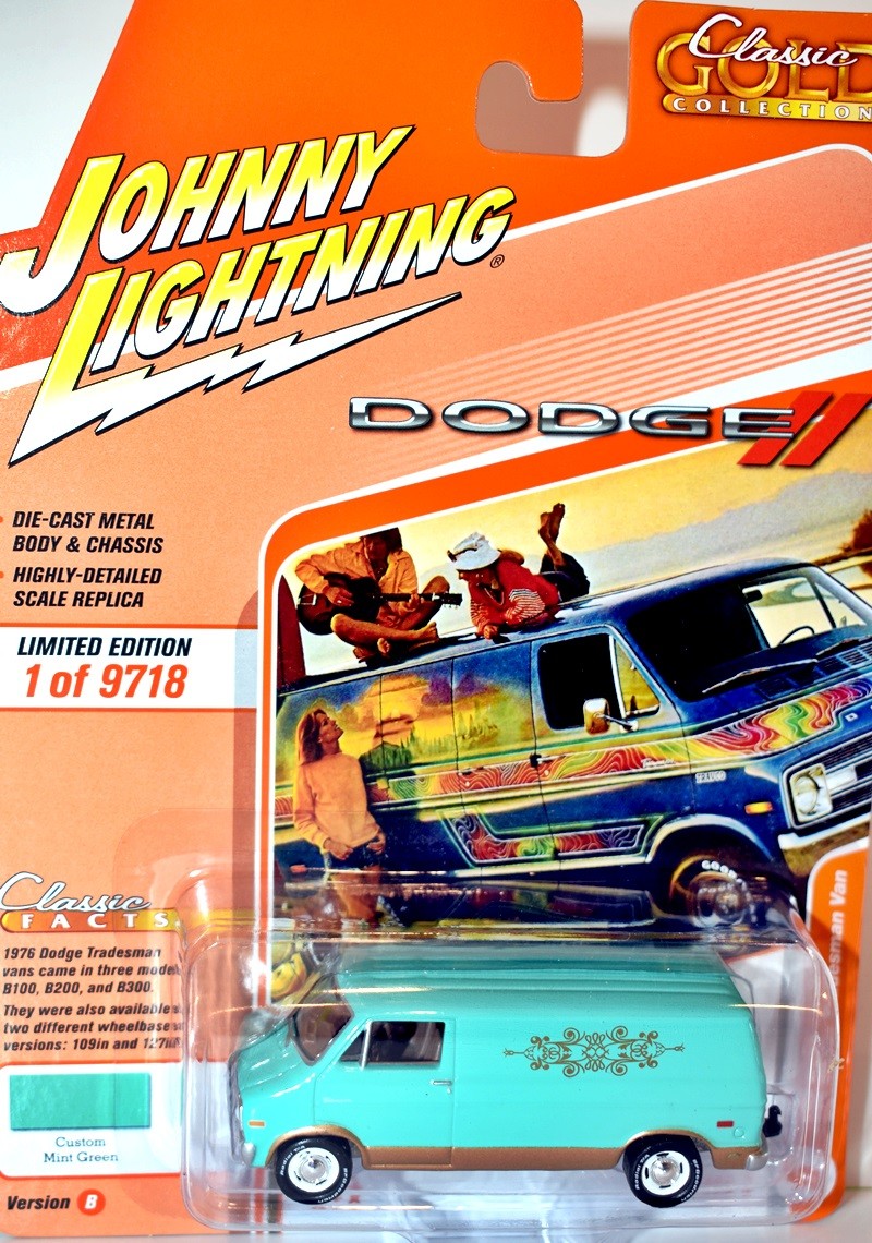 Johnny Lightning - Classic Gold - 1976 Dodge Tradesman Custom Van