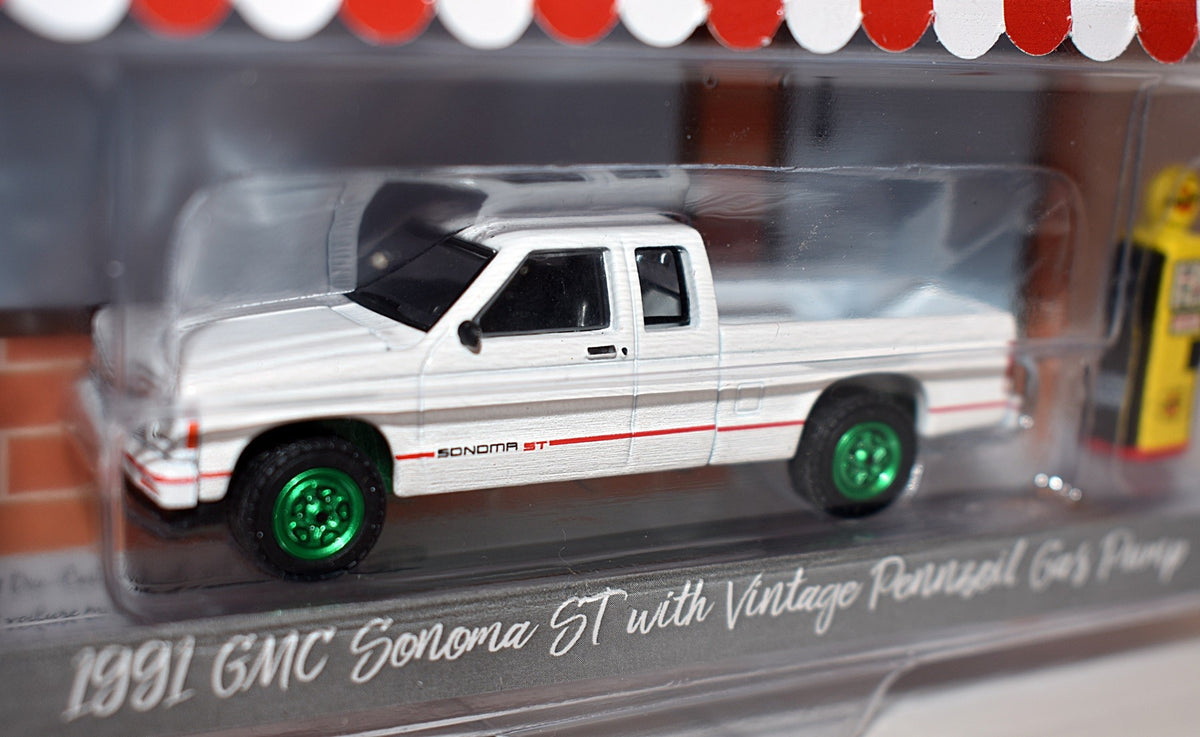 Greenlight Hobby Shop - GREEN MACHINE - 1991 GMC Sonoma ST with Gas Pump