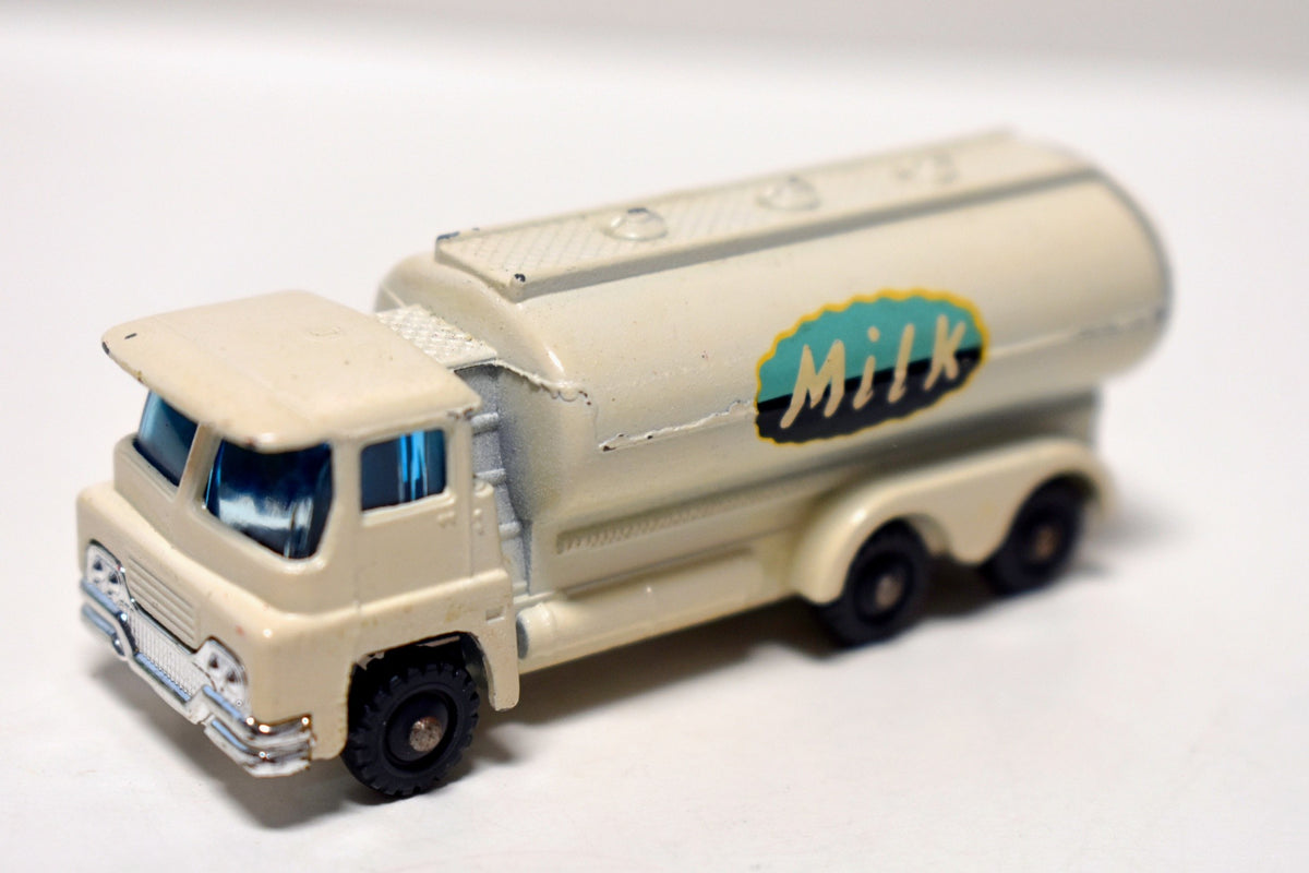 Husky (17A) Guy Warrior Milk Tanker