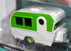Maisto - Tow & Go - 1962 Chevy Biscayne Station Wagon and Classic Craft Trailer Set
