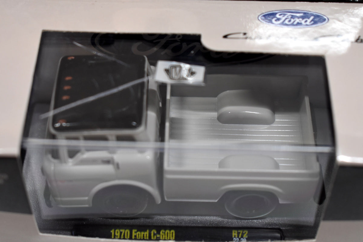 M2 Machines Auto-Thentics -  1970 Ford C-600 Pickup Truck