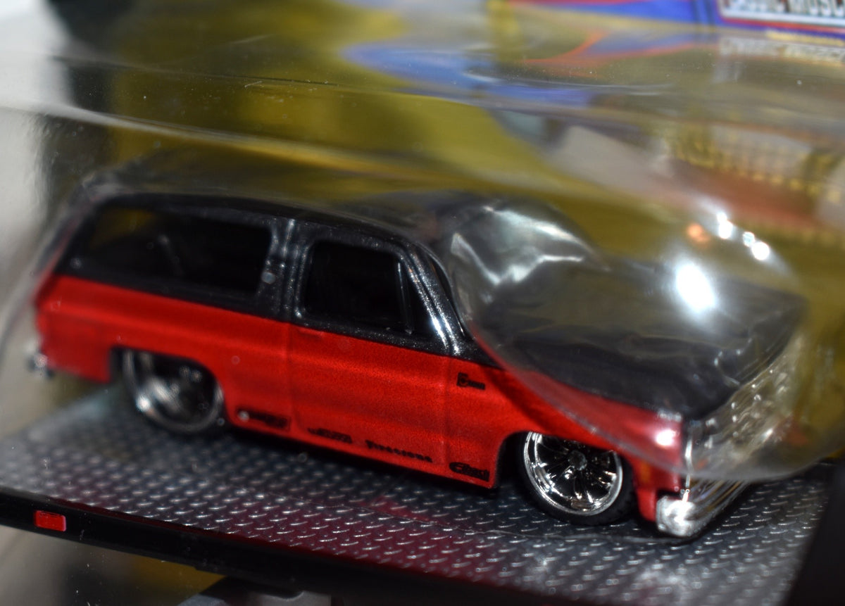Maisto Elite Transport 1957 Chevy Flatbed Wrecker and 1979 Chevy K5 Blazer
