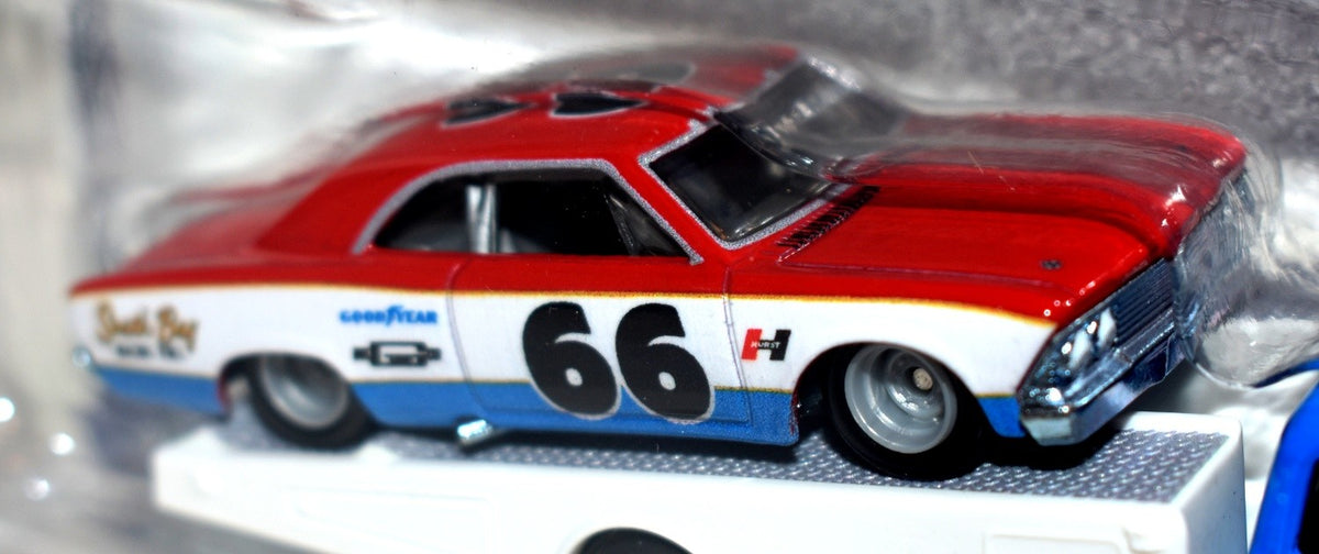 Hot Wheels Team Transport - NASCAR - 1966 Chevy Chevelle & 72 Chevy Ramp Truck