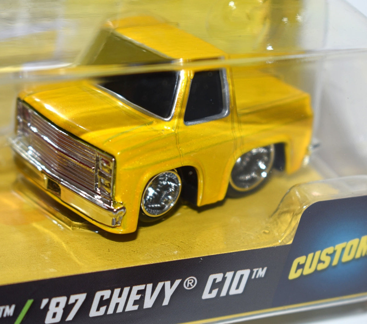 MGA Entertainment - CarTuned Chevy Truck Set - Custom 69 Chevy Blazer & 87 Chevy C10 Pickup Truck