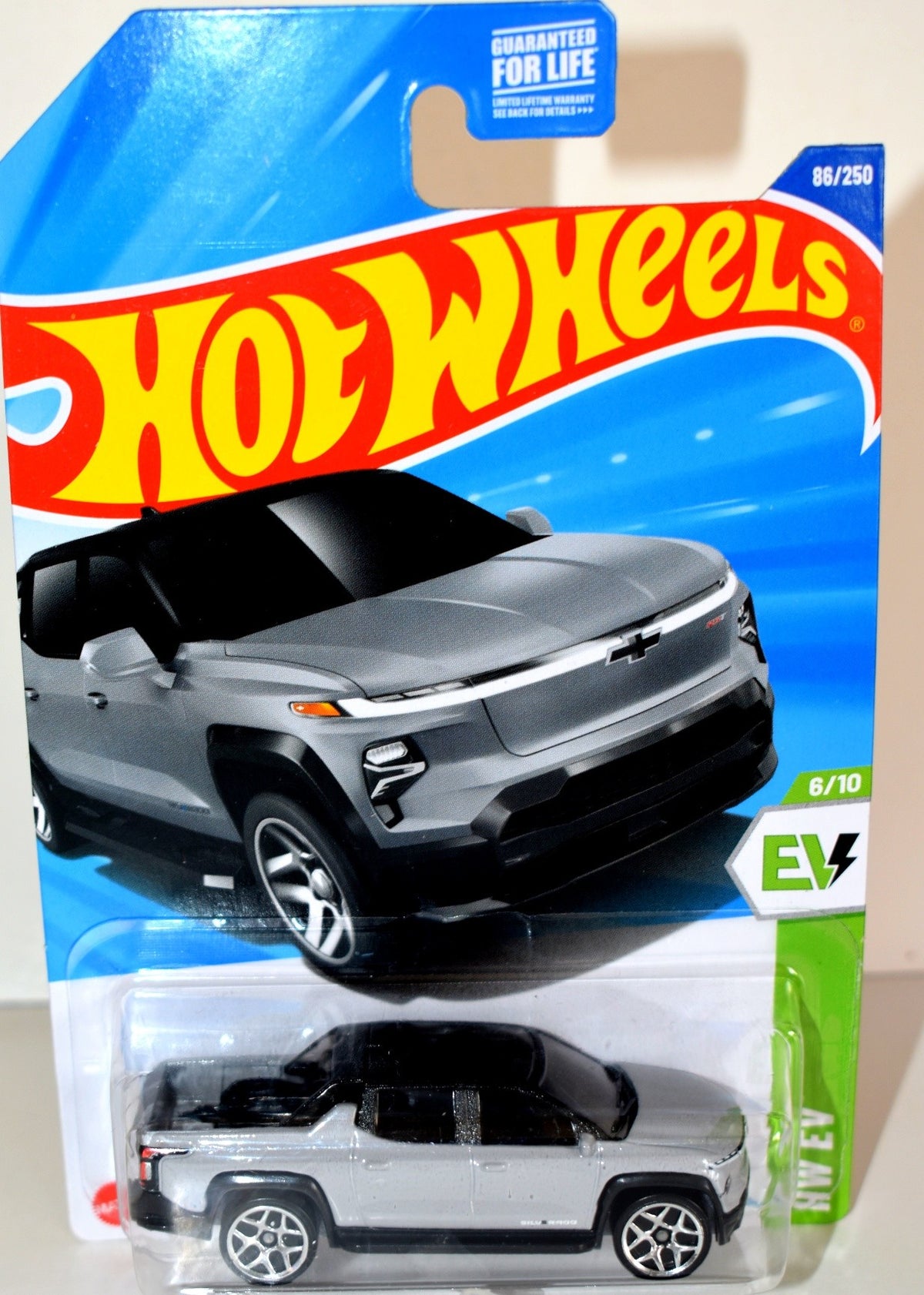 Hot Wheels   Chevrolet Silverado Electric Pickup Truck