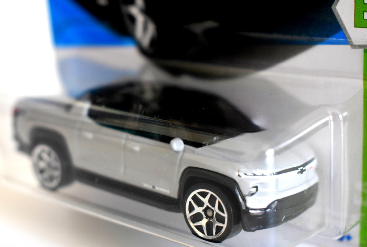 Hot Wheels   Chevrolet Silverado Electric Pickup Truck