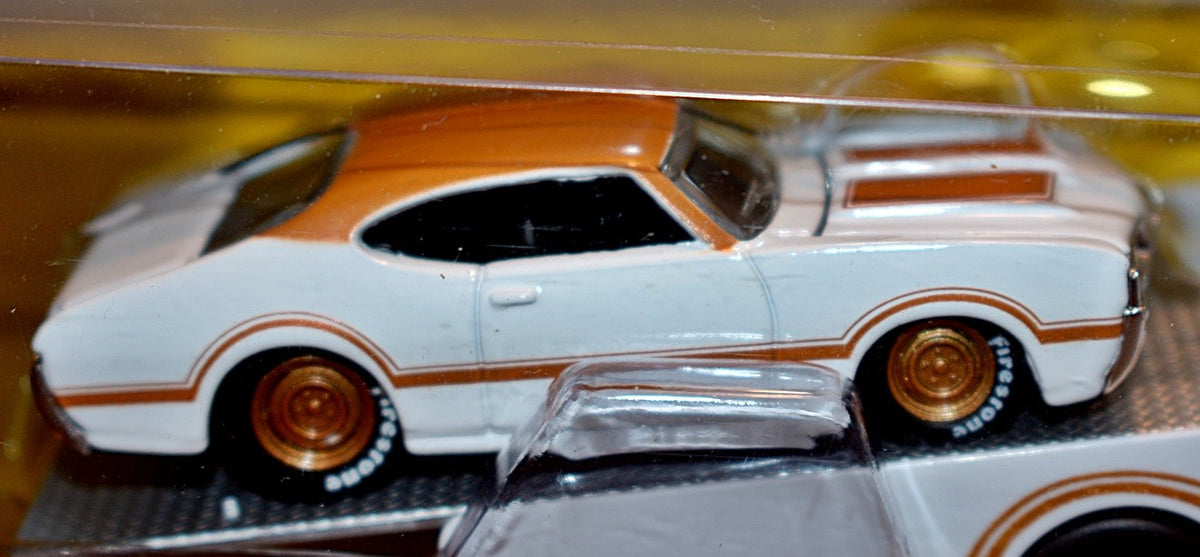 Maisto - Tow & Go - 1969 Hurst Oldsmobile 442 and Flatbed Tow Truck